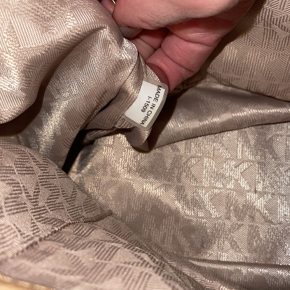 Gorgeous Michael Kors Sutton LG satchel purse perfect - Picture 10 of 11